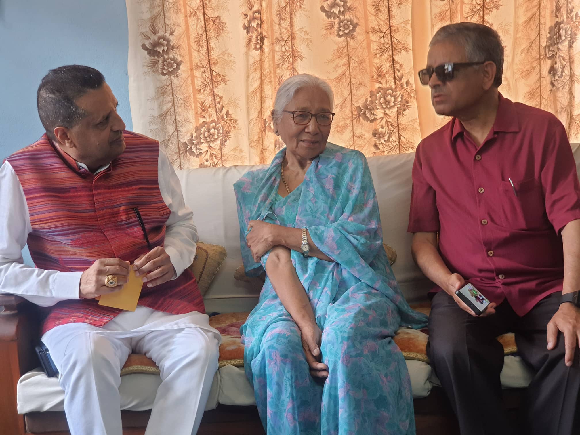 पुरस्कार राशिलाई डबल गरी वसन्त चौधरीद्वारा स्रष्टा परिवारलाई प्रदान